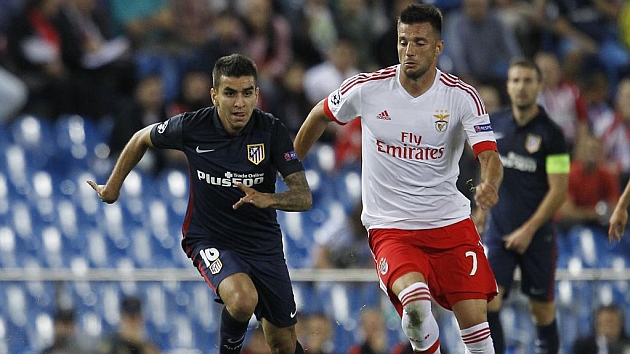 Correa y Andreas Samaris en un reciente Atlético-Benfica