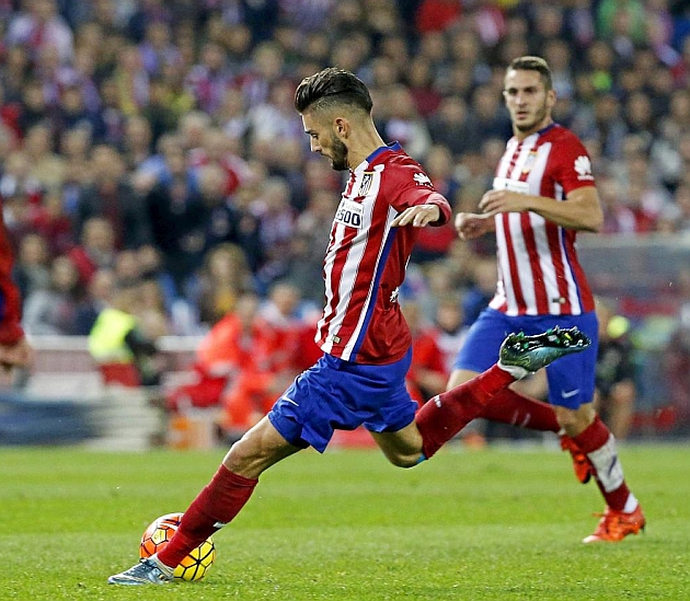 Carrasco dispara a puerta desde fuera del rea en la jugada de su gol al Valencia.