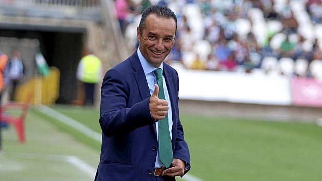 Jos Luis Oltra est contento en el Crdoba y ya negocia la ampliacin de su contrato.