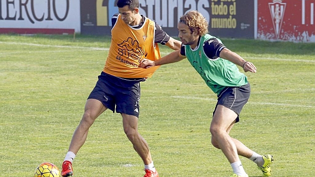 Luis Hernndez y Mendi en un entrenamiento del Sporting en Mareo.
