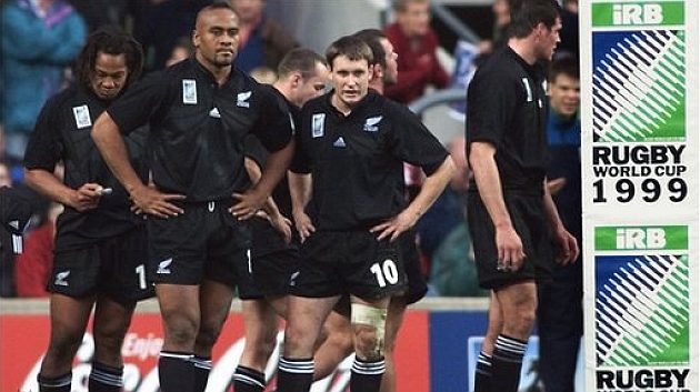 Jonah Lomu, entre Tana Umaga y Andrew Mehrtens, durante el Mundial de Gales'99