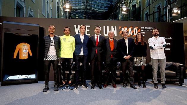 Responsables de Nike, el Ayuntamiento, patrocinadores, Antonio Sabugueiro y los atletas Berlanas y Abada, durante la presentacin con la camiseta naranja.