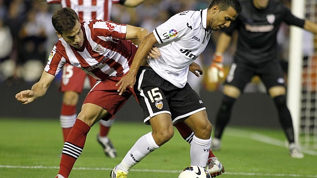 Viera controla la pelota durante un Valencia-Athletic