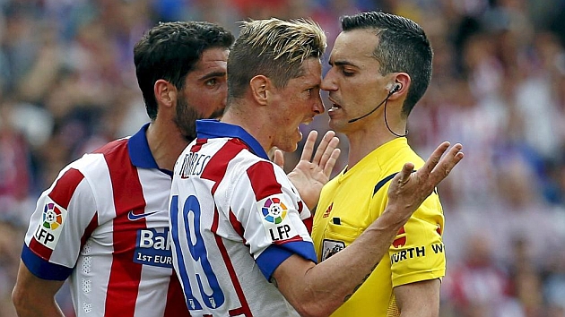Torres se encara con Jaime Latre tras su polmico arbitraje ante el Athletic. Foto: Susana Vera (RTRPIX).