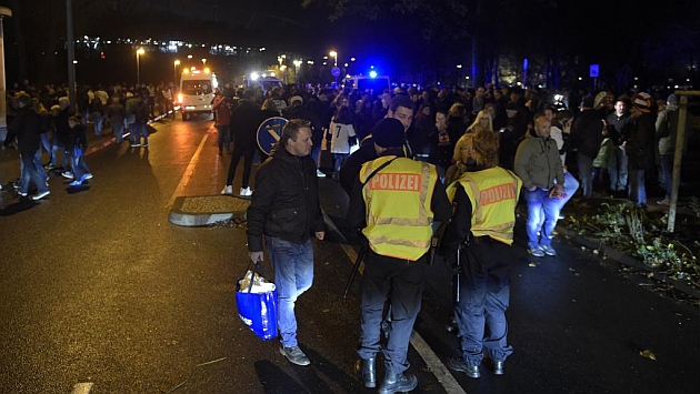 La Polica desaloja el estadio de Hannover por la amenaza de un atentado