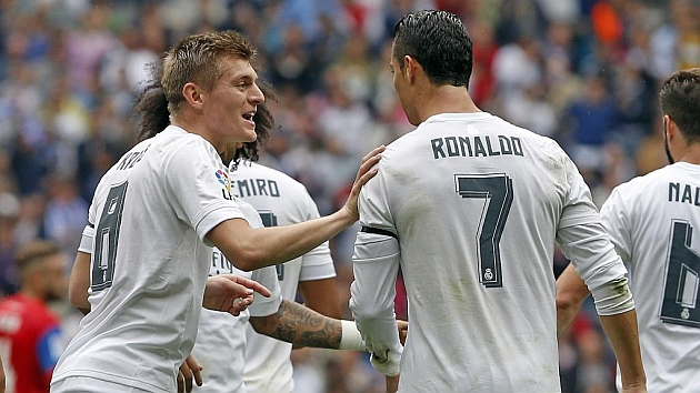 Kroos felicita a Ronaldo tras su gol