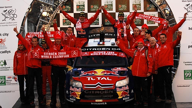 Loeb celebra el ttulo mundial de 2008 (RV RACING PRESS)