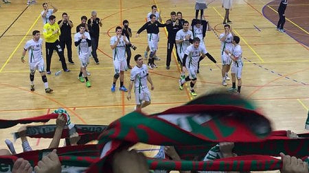 Los jugadores del Anaitasuna aplauden a los aficionados desplazados a Blgica.