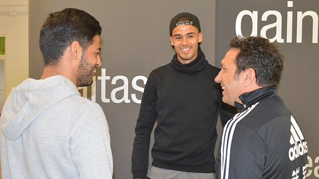 Vela y Reyes, dialogando con Eusebio. / FOTO: @RealSociedad