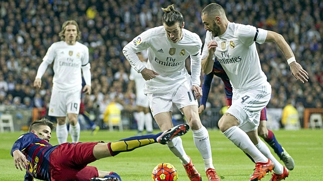 Piqu se lanza al suelo para frenar una jugada de Bale y Benzema.