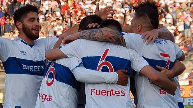Los jugadores de la UC, celebrando un gol en la Liga chilena. / FOTO: @CruzadosSAPD