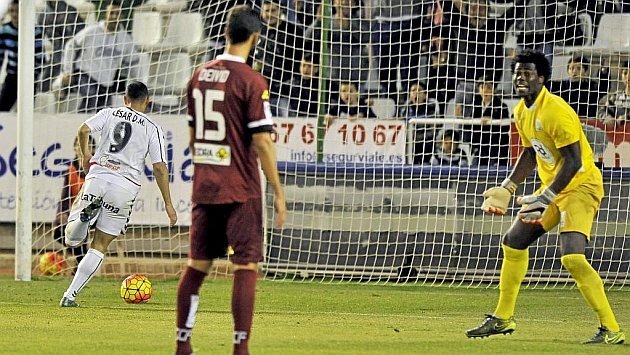 Csar marcando un gol para el Albacete que derrot al Crdoba por 2-0.