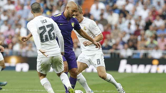 Amrabat intenta llevarse el baln delante de Kroos e Isco en el partido de Liga entre el Real Madrid y el Mlaga.
