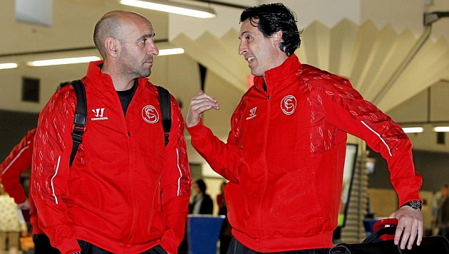 Monchi y Emery charlan en el aeropuerto de Sevilla. RAMN NAVARRO