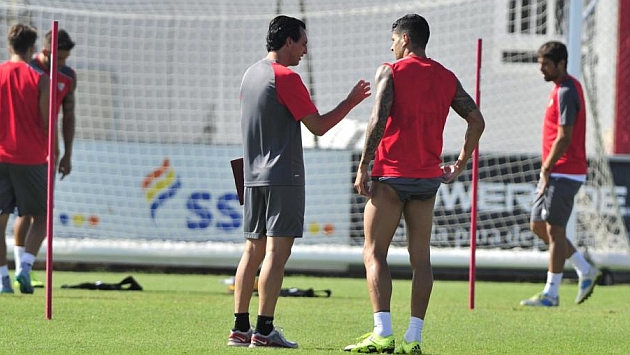 Emery y Vitolo charlan en un entrenamiento del Sevilla. KIKO HURTADO