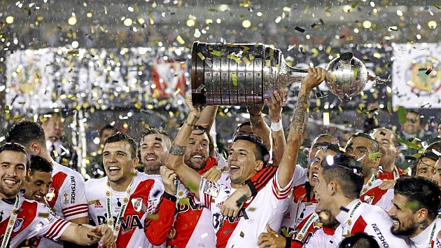 River Plate levantando la Copa Libertadores.