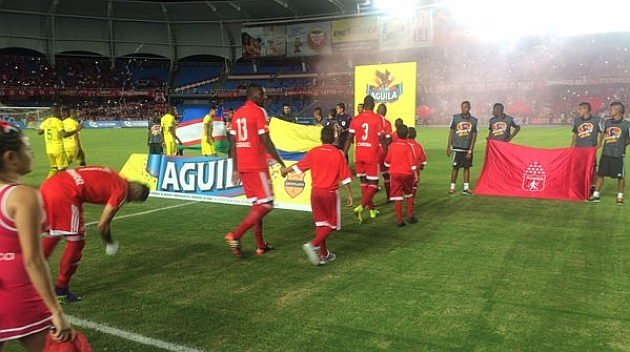 Los jugadores del Amrica de Cali, entrando al terreno de juego en el partido ante el Bucaramanga. / FOTO: @AmericadeCali