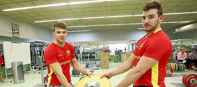 David Snchez (21), a la izquierda, posa junto a su hermano Manuel (25) en el gimnasio del CAR de Madrid, donde viven ambos halterfilos.