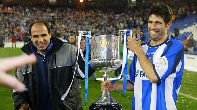 Manuel Pablo y Valern sujetan la Copa del Rey 01/02 lograda con el Deportivo
