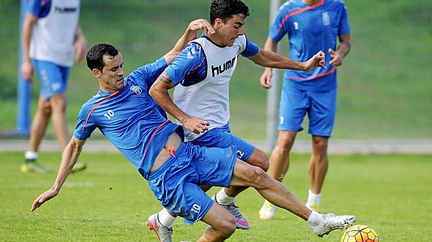 Linares trata de frenar a Aguirre en un entrenamiento del Oviedo.