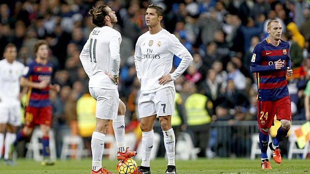 Bale y Cristiano en el Clsico, tras un gol del Barcelona.