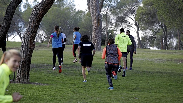 Varios corredores, en un entrenamiento en la Casa de Campo.