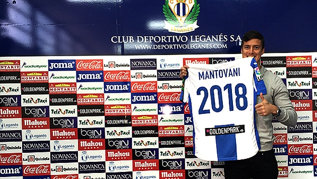 Martn Mantovani posa con la camiseta del Legans y un 2018, el ao hasta el que renueva