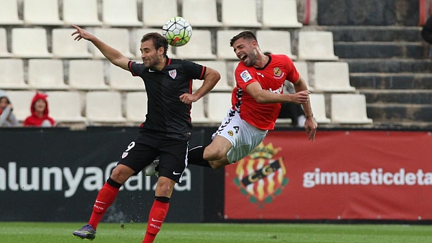 Xavi Molina salta con Santamara por un baln areo durante el partido ante el Bilbao Athletic