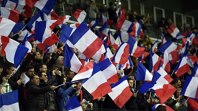 Aficionados ondean banderas de Francia durante un partido de la liga francesa.