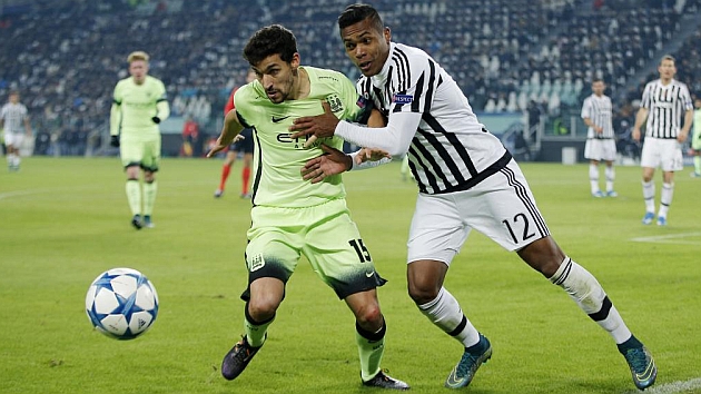 Jess Navas y Alex Sandro luchan por un baln en el Juventus-City. REUTERS