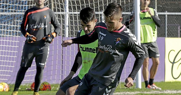 Diego Rubio, delante de Juanpe durante un entrenamiento del Valladolid