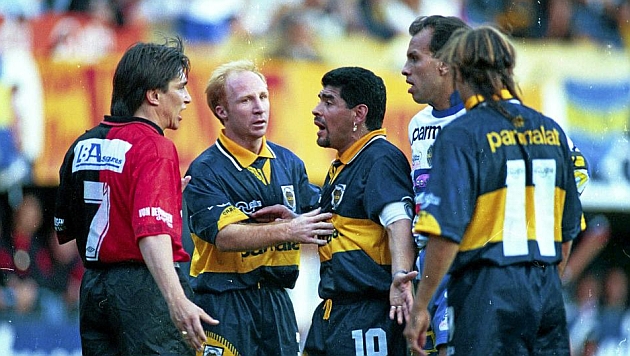 Marc Allister, en su poca de jugador de Boca, junto a Maradona