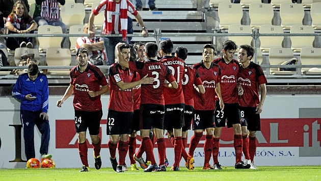 El Mirands celebra un gol en Anduva frente al Bilbao Athletic. Foto: Lino Gonzlez (MARCA).