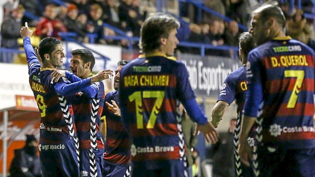 Juanjo celebra el gol ante el Huesca con sus compaeros. Foto: Eddy Kelele (MARCA).