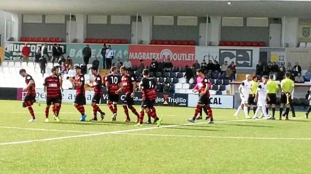 Los jugadores del Ceuta y del Gerena en un momento del partido antes de que se suspendiese.
