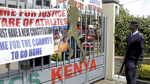 Atletas kenianos protestan en la puerta de su Federacin
