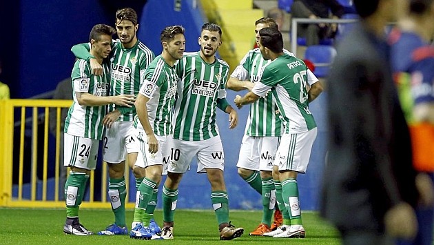 Los jugadores del Betis celebran el gol de Rubn Castro ante el Levante. J.A.SANZ