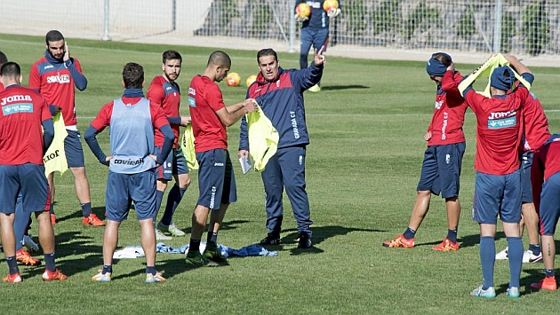 Sandoval dirigiendo el entrenamiento del Granada.