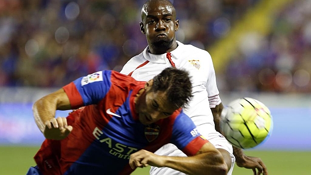 Trujillo despeja un baln de cabeza ante un jugador del Sevilla.