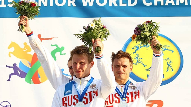 Kukarin (derecha) junto a Belyakov, en el podio del mundial