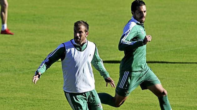 Van der Vaart, en un entrenamiento del Betis junto a Xavi Torres. KIKO HURTADO