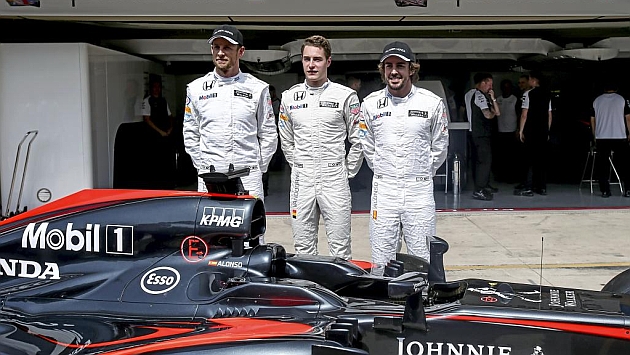 Vandoorne, entre Button y Alonso en la foto oficial de McLaren en Interlagos (RV RACING PRESS)