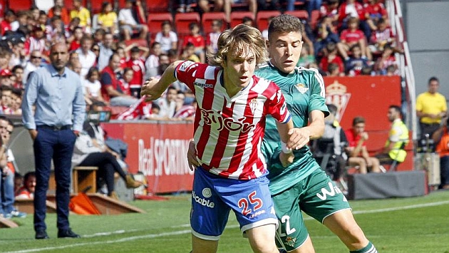 Portillo defiende a Halilovic en el pasado Sporting-Betis. TUERO-ARIAS