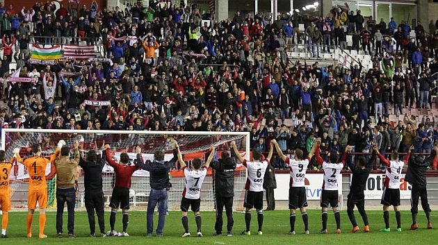 Los jugadores de la UD Logros celebran con la aficin el pase tras eliminar al UCAM Murcia. CROMA FOTGRAFOS