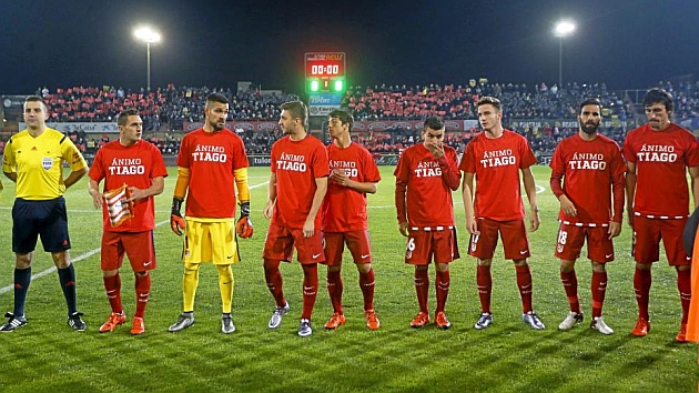 Los jugadores del Atltico posan con camisetas de apoyo a Tiago antes del partido contra el Reus.