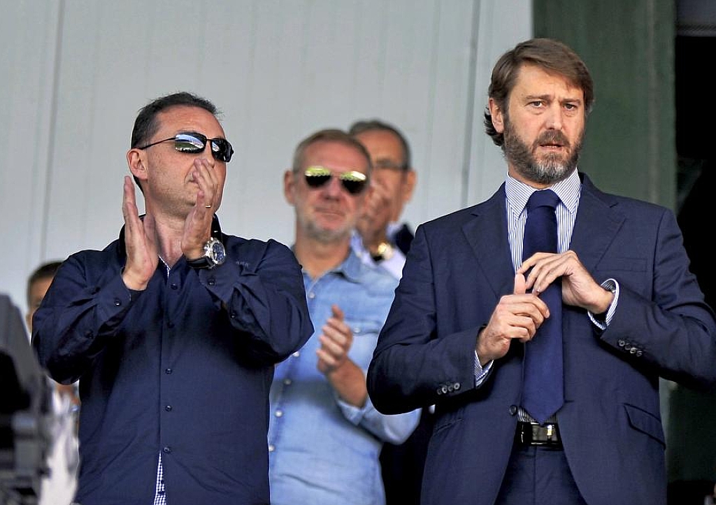 Carlos Surez -a la derecha-, en el palco durante un partido del Real Valladolid