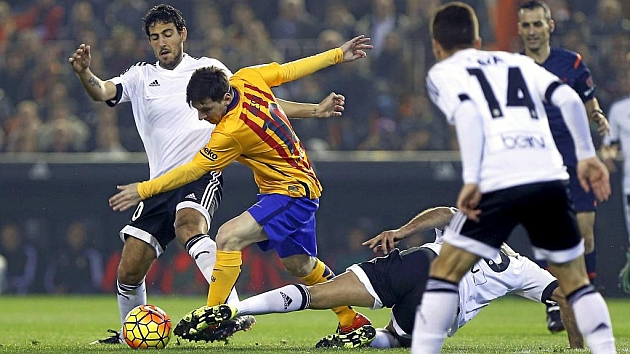 Parejo y Messi luchan un baln