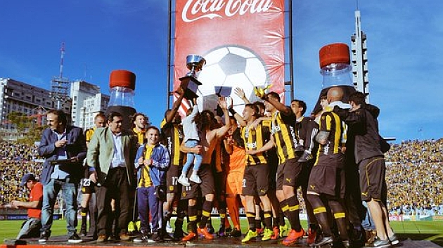 Los jugadores de Pearol, recibiendo el trofeo de campeones. / FOTO: @OficialCAP