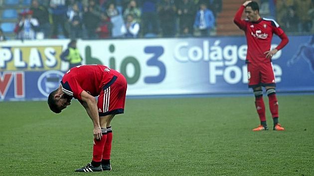 Robeto Torres y Mikel Merino se lamentan tras uno de los goles de la Ponferradina en El Toraln