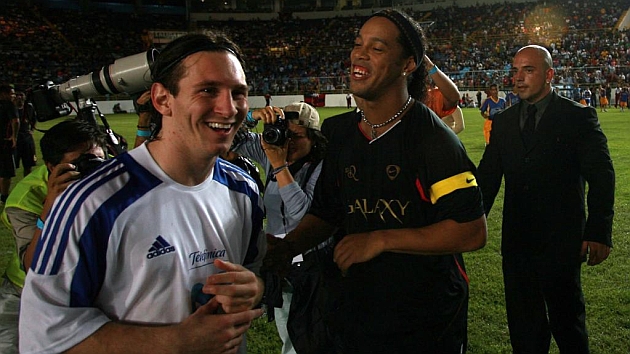 Messi y Ronaldinho, en un amistoso.